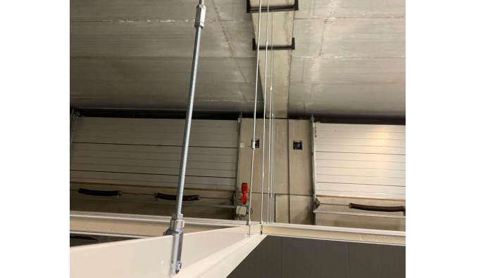 Comment installer un plafond suspendu en panneaux sandwich?