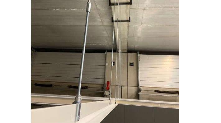 Hoe een plafond in sandwichpanelen monteren met ophangsysteem?